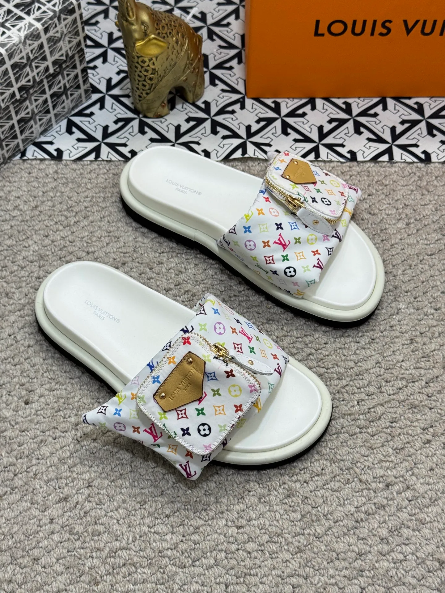 Men's shoes 💰400 [New style] 🦇🦇Top original order [Louis Vuitton] Couple style 👫Spring and summer style🎯🎯As an active family in the fashion industry ⭐ Lv is characterized by bold innovation ⚡Fabric down cloth🔥 Combined outsole, clean and tidy ⚡Fashionable and generous🌹Multiple colors available..Size: 36-44 (45 customized